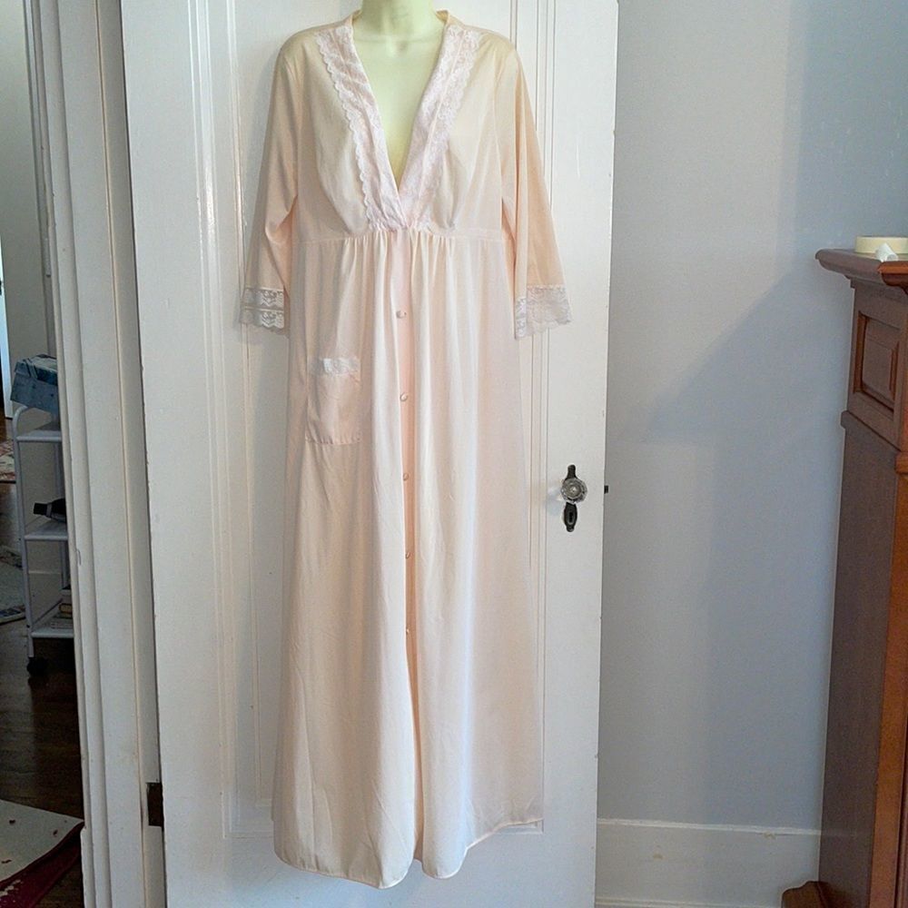 Darling Vtg Shadowline peachy pink nylon robe with lace accents‎